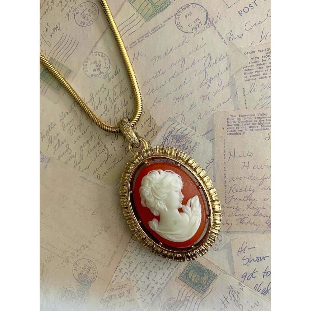 Vintage Avon Double Sided Cameo Fleur De Lis Pendant Gold Tone Snake Chain 18"